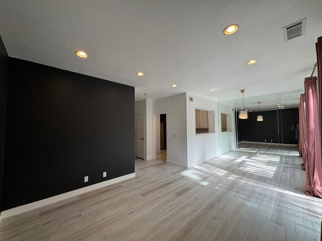 Building Photo - 5 Meadowbrook