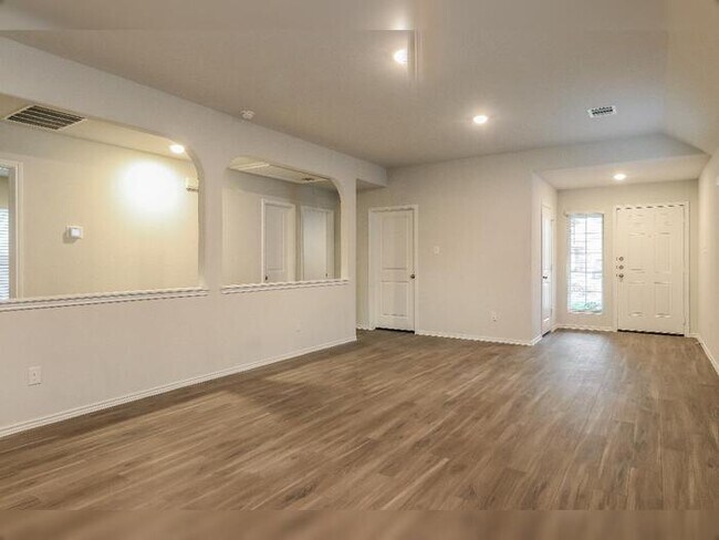 Building Photo - 512 Thompson Pl