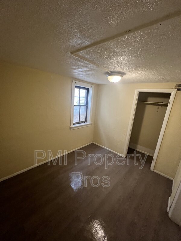 Building Photo - 2215 S 19th St