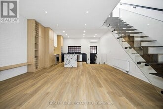 Building Photo - 1067 College St