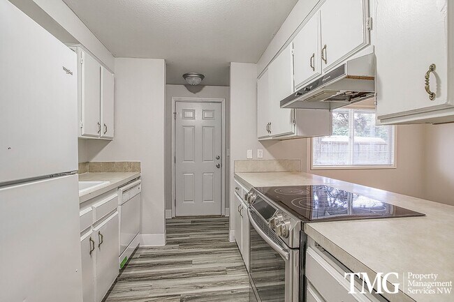 Foto del edificio - Charming One-Level Home on Oversized Treed...