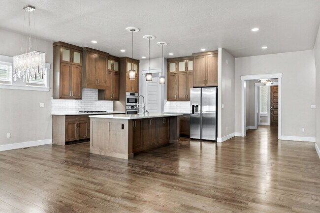 Building Photo - Beautiful split bedroom floorplan in the Sky Mesa Community!