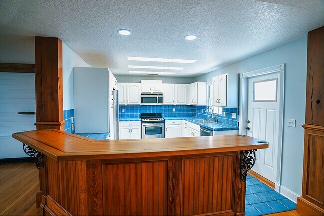 Building Photo - 601 Palm Tree Rd