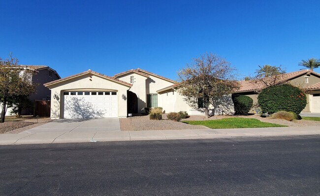 Foto del edificio - Spacious 4-Bedroom Gem with Den/Office and...