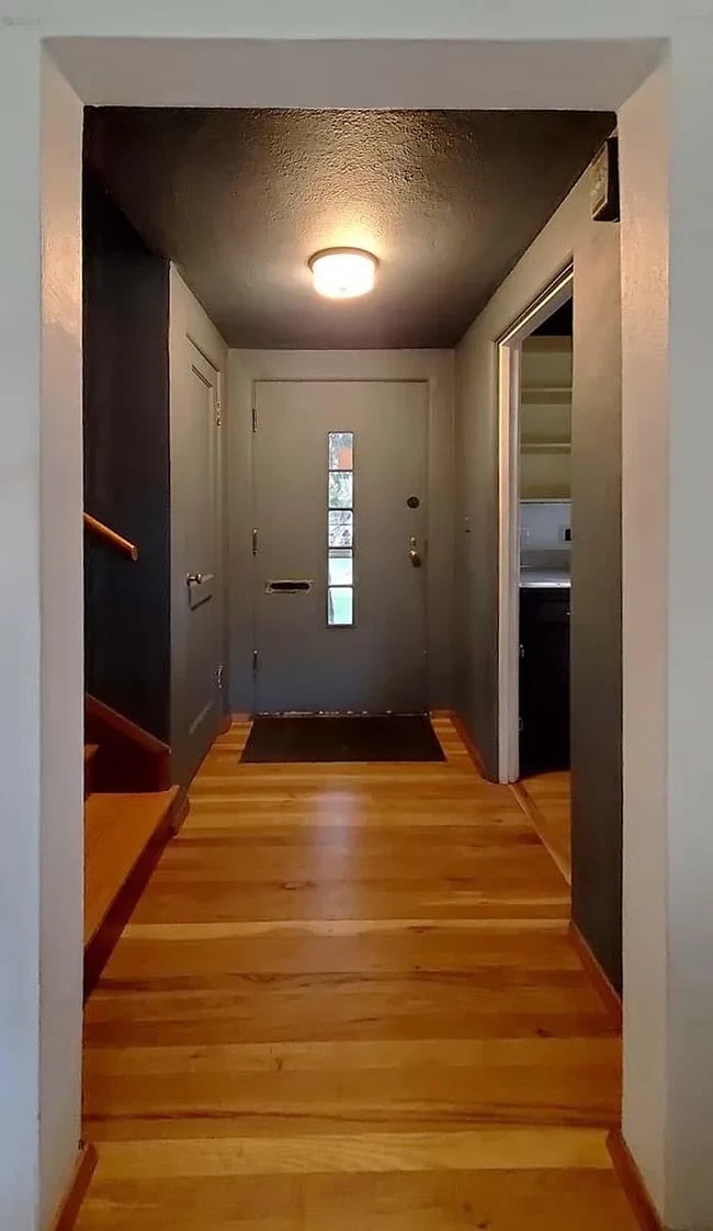 Entry with deep closet - 6821 NE Broadway