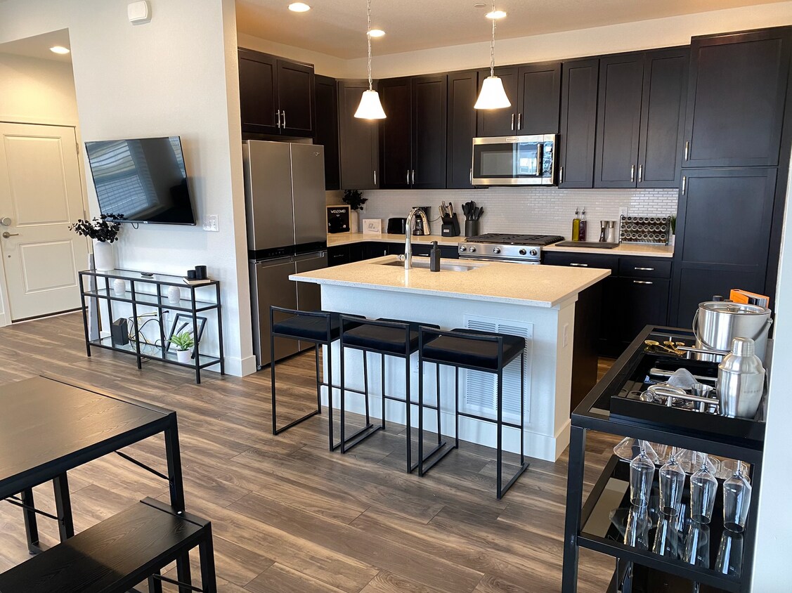 Primary Photo - 660 Promenade Dr