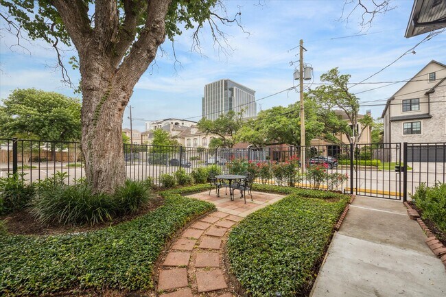 Building Photo - 2207 Mimosa Dr