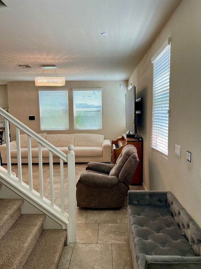 Foto del edificio - Stunning 3-Bed, 2.5-Bath Home Near Clovis ...