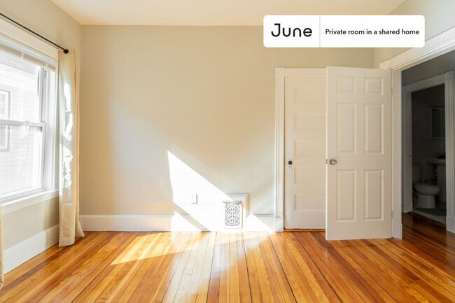 Building Photo - Private bedroom in 5 bed/1 bath Home