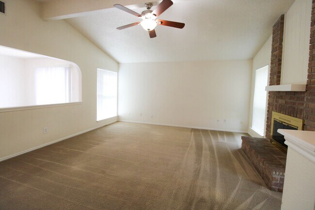 Foto del edificio - 6214 Ridge Glade St