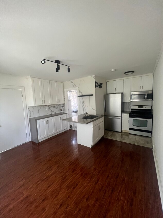 Living room / kitchen - 3678 Edenhurst Ave