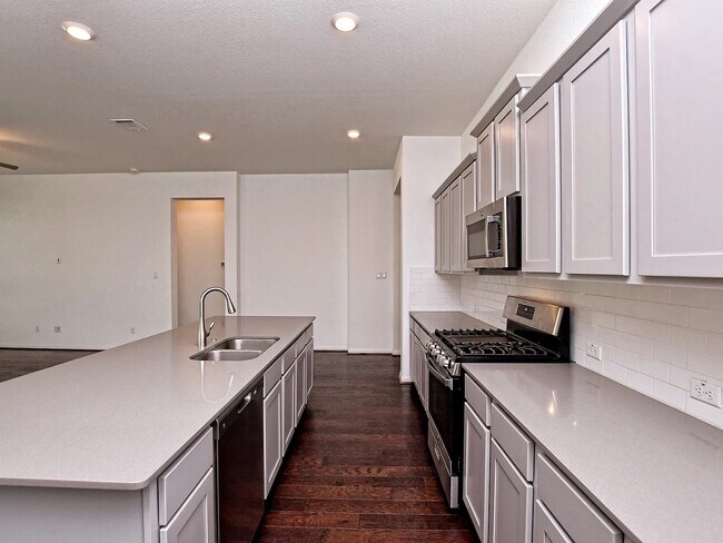 Foto del edificio - Room in House on Panzano Dr