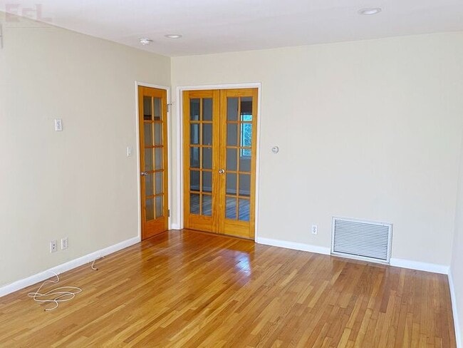 Building Photo - 1287 S Cochran Ave