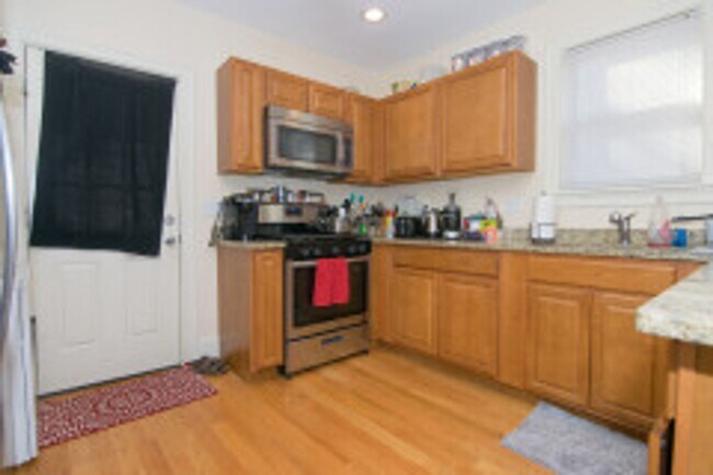 Foto del edificio - AMAZING 4 BED 2 BATH IN ALLSTON AVAILABLE JAN 1st!!!