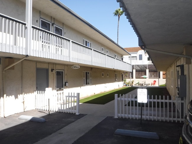 Building Photo - 381 Oak Ave
