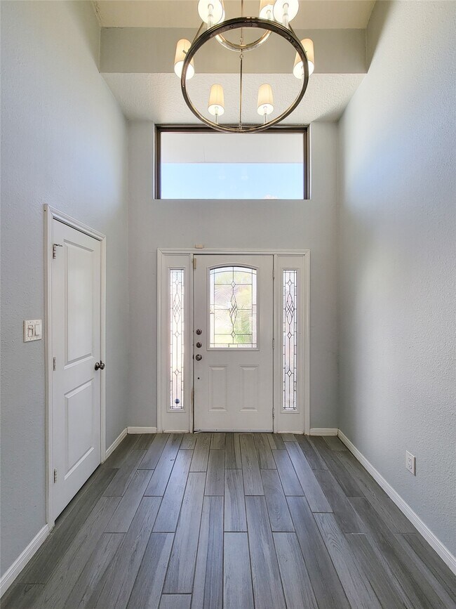 Foto del edificio - 15827 Echo Canyon Dr