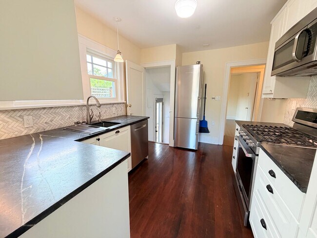 Building Photo - Charming Craftsman in Phinney Ridge - AVAILABLE NOW!