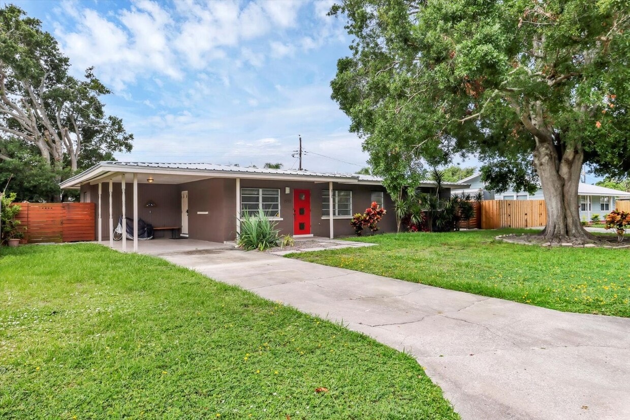 Charming 3 Bed/2 Bath + Den Home in Ringling Park – Minutes to Downtown Sarasota! - Charming 3 Bed/2 Bath + Den Home in Ringling Park – Minutes to Downtown Sarasota!