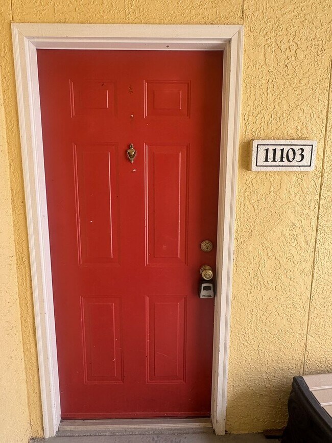 Building Photo - Upgraded 2 Bed/1 Bath Condo with Brand New Appliances in Maitland!