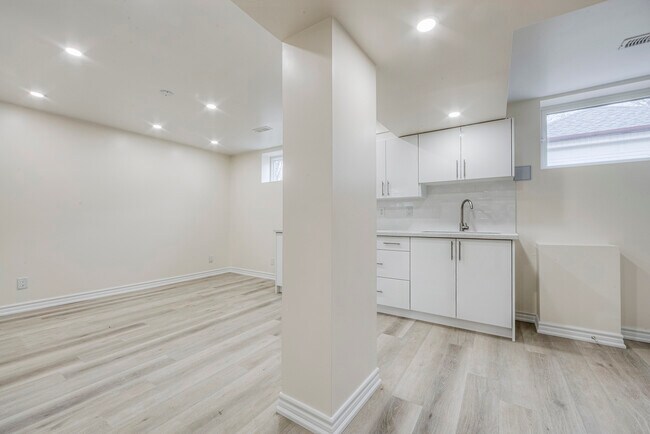 Building Photo - 124 Edinborough Ct
