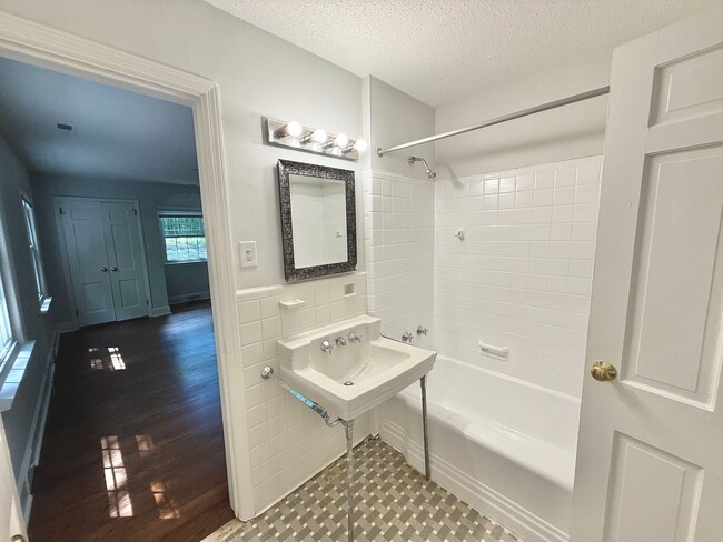 Building Photo - Beautiful 3 Bed 2 Bath Home Located Right ...
