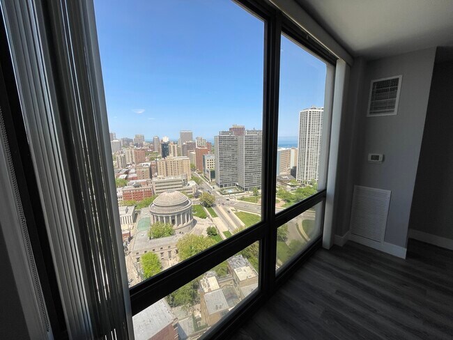 Foto del edificio - 2650 N Lakeview Ave