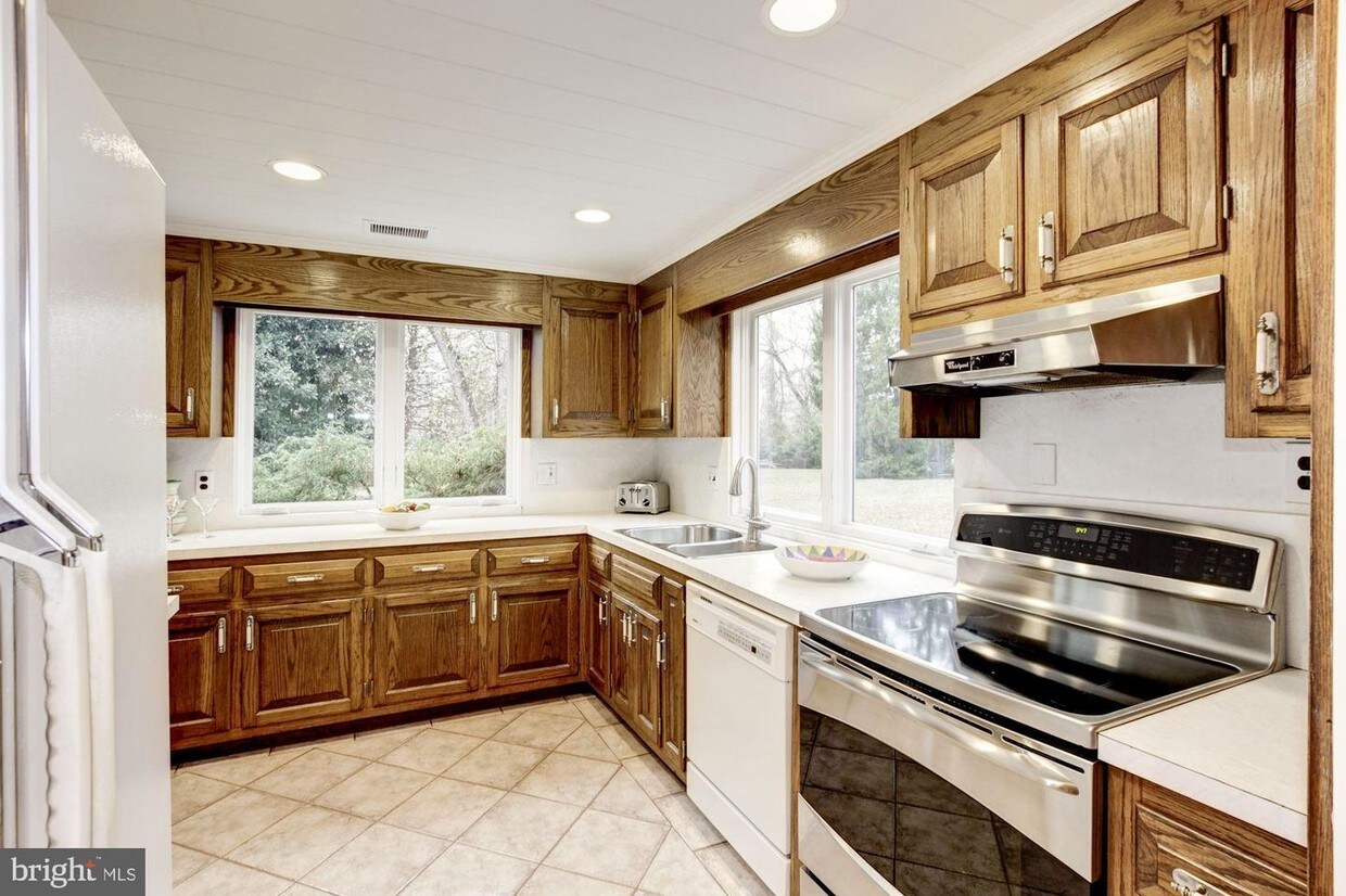 Primary Photo - 7700 Persimmon Tree Ln