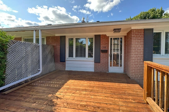 Building Photo - Spotless 3-Bedroom Main Floor Legal Apartm...