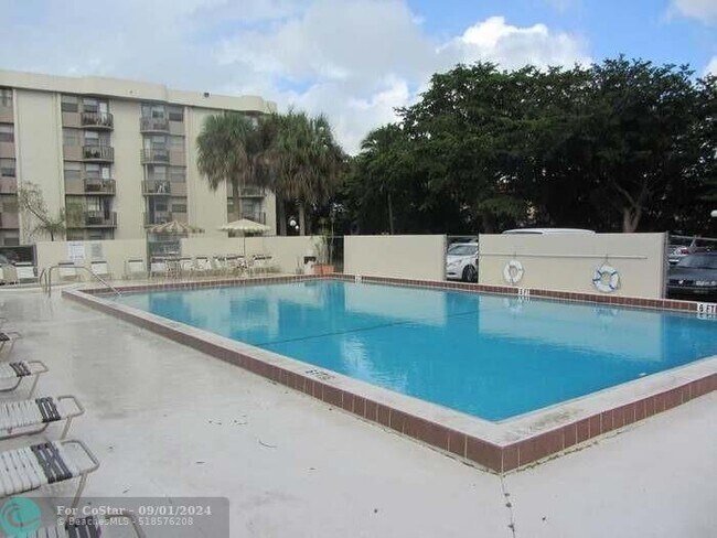 Foto del edificio - 2701 Riverside Dr