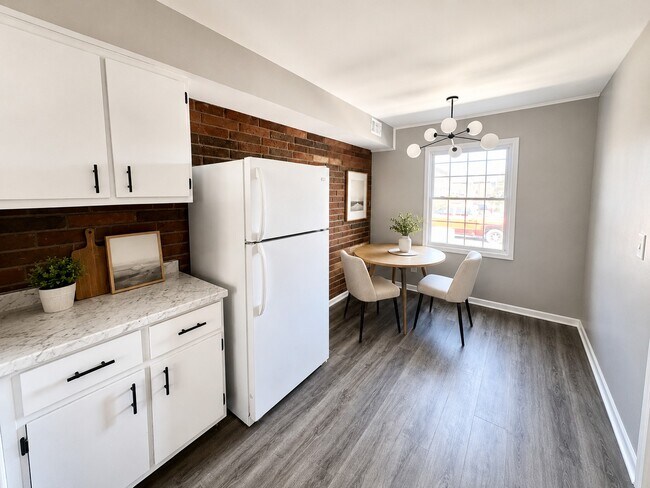 Resto de la cocina (reformada) - Carriage Hill Townhomes