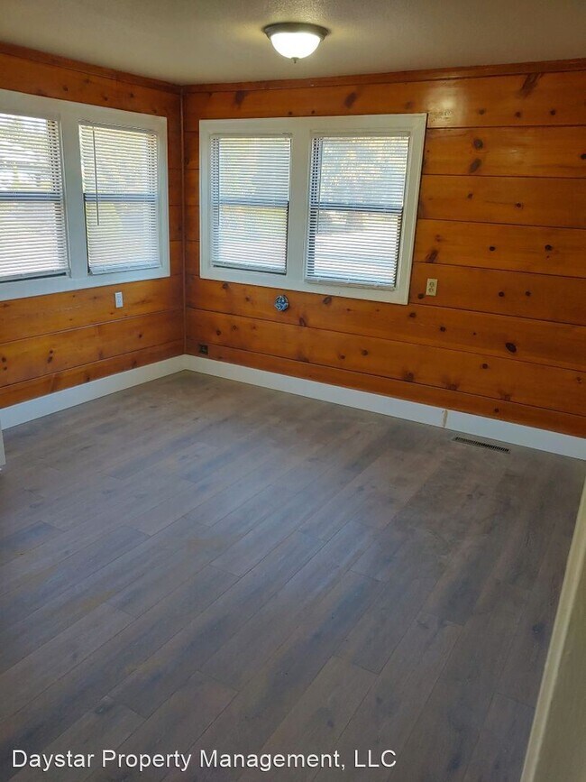 Building Photo - 3 br, 2 bath House - 643 N Molalla Ave
