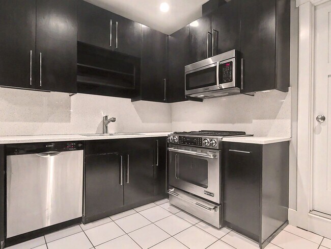 Foto del edificio - AVAILABLE NOW! Modern Capitol Hill 2 Bedroom Apartment, W/S/G Utilities Included!