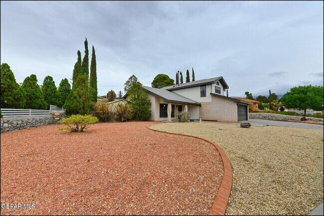 Building Photo - 705 Villa Flores Dr