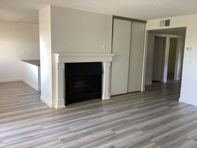 Building Photo - REMODELED UNIT IN THE LOVELY SKYLINE VILLA...