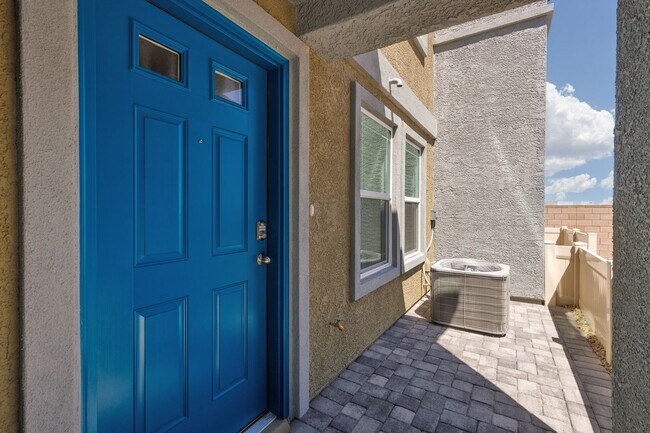 Foto del edificio - **Brand-New Townhouse – Your Fresh Start A...