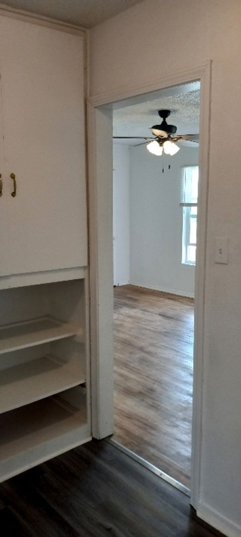 Foto del edificio - NEW listing-refinished hardwood floors, new laminate and paint throughout