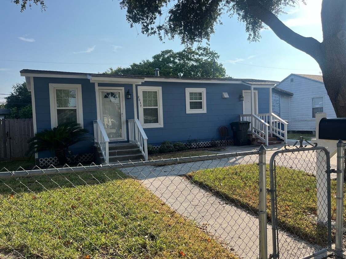 Primary Photo - Well Maintained Two Bedroom One Bath!