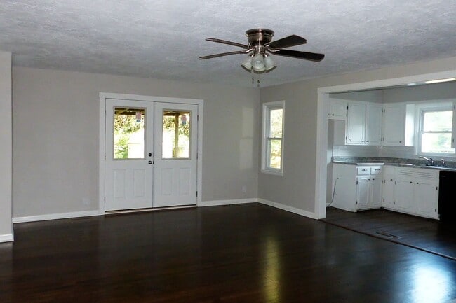 Building Photo - Charming 3 Bedroom Home Available September 1