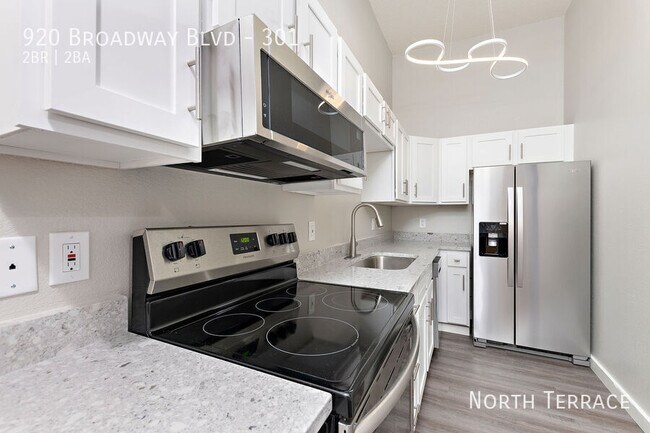 Foto del edificio - Stylish, Renovated 2BR Loft Apartment in D...