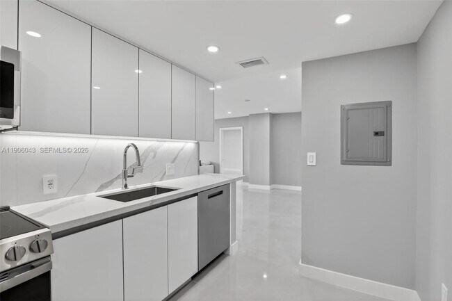 Building Photo - 3675 N Country Club Dr