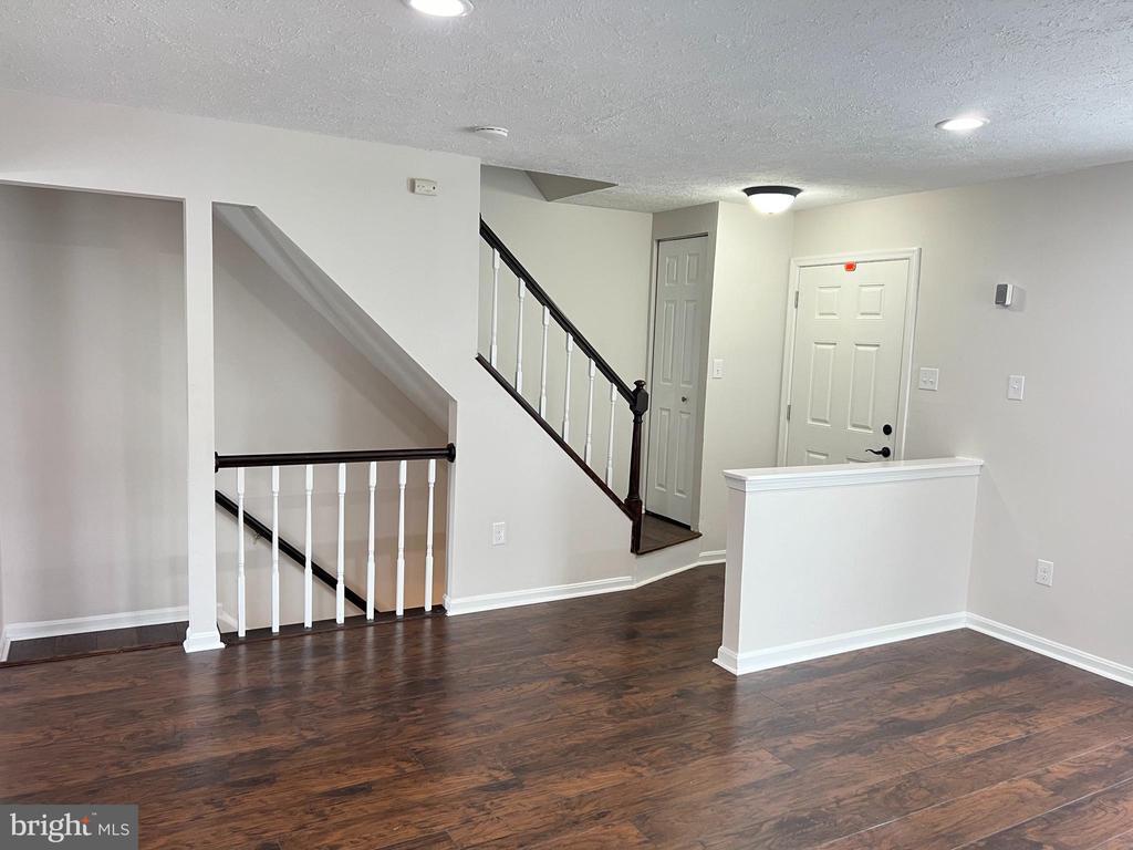 Primary Photo - 212 Perrywinkle Ln