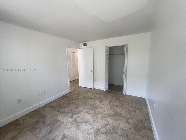 Foto del edificio - 1720 NW N River Dr
