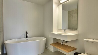 Building Photo - 206 E 30th St