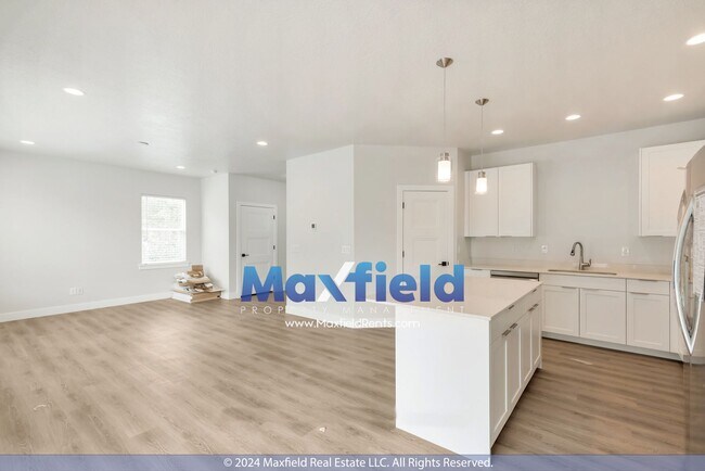 Building Photo - MODERN TWIN HOME - 4 BD 3.5 BA 2 GA - EV F...