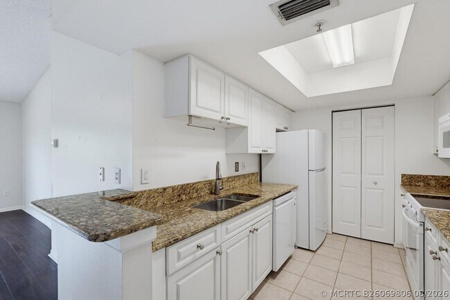 Building Photo - 400 Crestwood Ct N