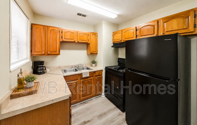 Building Photo - 3305 Sunnybrook Ave N