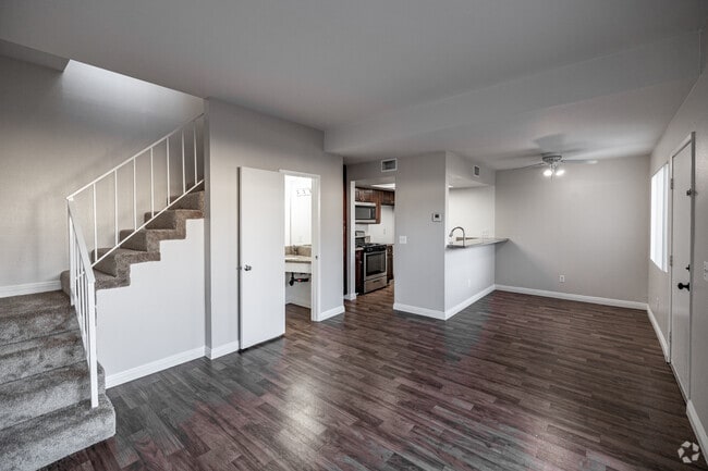 2 habitaciones, 2 baños - 950 pies cuadrados - Sala de estar - Gilbert Court Apartments