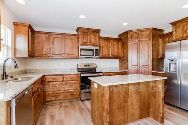 Building Photo - 900 SW Chickadee Dr
