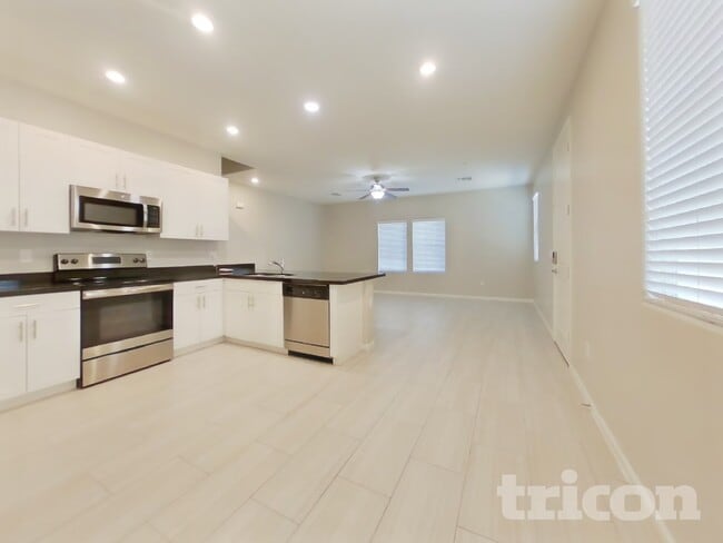 Building Photo - 12546 W Hummingbird Terrace