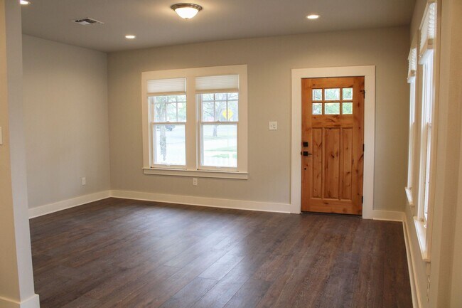 Foto del edificio - TASTEFUL RENOVATION IN KING WILLIAM